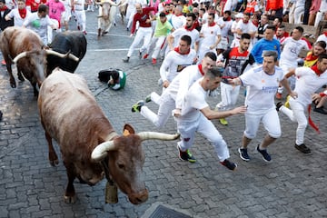 Este 7 de julio serán los toros de la ganadería Núñez del Cuvillo los que recorran las calles de la capital navarra. De esta forma comienza así el primero de los ocho encierros de las fiestas. 