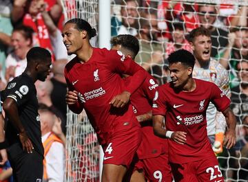Virgil van Dijk, jugador del Liverpool, celebra el gol anotado ante el Bournemouth.