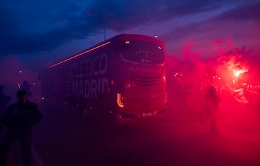 La afición del Atleti ha recibido a su equipo a su llegada al Metropolitano antes del partido de Champions contra el Real Madrid.