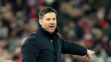 STUTTGART (Germany), 16/03/2025.- Head coach Xabi Alonso of Leverkusen gestures during the German Bundesliga soccer match between VfB Stuttgart and Bayer 04 Leverkusen in Stuttgart, Germany, 16 March 2025. (Alemania) EFE/EPA/RONALD WITTEK CONDITIONS - ATTENTION: The DFL regulations prohibit any use of photographs as image sequences and/or quasi-video.