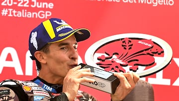 El piloto espa?ol de Ducati Lenovo Team con el trofeo que le otorga como ganador del Gran Premio de Italia de MotoGP 2025.