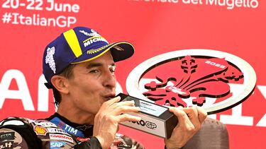 El piloto español de Ducati Lenovo Team con el trofeo que le otorga como ganador del Gran Premio de Italia de MotoGP 2025.