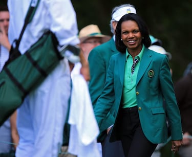 Augusta no es un club al que uno pueda pedir la afiliación felizmente. Bill Gates o Emilio Botín la solicitaron en su día y fueron rechazados (Gates acabó entrando y la hija de Emilio, Ana, el único español miembro, también). Jack Nicklaus y John Harris son los dos únicos golfistas profesionales admitidos. También lo fue Arnold Palmer, fallecido en 2016. Hasta 1990 no se hizo socio a un negro: Ron Townsend, presidente de Gannett Television. La primer mujer, la en su día secretaria de Estado de Estados Unidos, Condoleezza Rice, entró en 2012. Entre los presidentes de Estados Unidos, muchos de ellos aficionados al golf, sólo Dwight D. Eisenhower fue miembro.