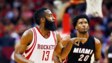 James Harden celebra una canasta ante Justise Winslow.