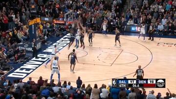 Tiene mil recursos: vean lo que hizo Doncic a falta de 5" y con dos defensas encima