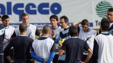 <b>CONJURA. </b>Oliva reunió al grupo para superar la situación.