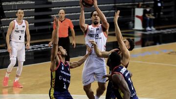 ANDORRA LA VELLA (ANDORRA) 17/01/2021.- El escolta estadounidense del RETAbet Bilbao Basket John Jenkins (c) se eleva por encima de los jugadores del Morabanc Andorra durante el partido correspondiente a la vigésima jornada de la Liga Endesa disputado este domingo en el pabellón Poliesportiu d'Andorra en Andorra La Vella. EFE/Fernando Galindo