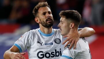BARCELONA, 10/12/2023.- Cristhian Stuani (i) delantero uruguayo del Girona celebra su gol durante el encuentro correspondiente a la jornada 16 de primera división que FC Barcelona y Girona disputan hoy Domingo en el estadio Olímpico Lluis Companys, en Barcelona. EFE/ Andreu Dalmau