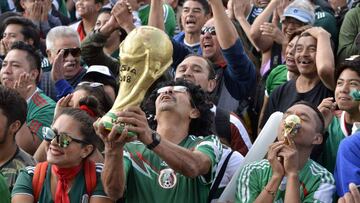 Fans of Mexico cheer for their team during the broadcasting of the 2018 World Cup Group F football match between Mexico and Sweden, at a public event at the Zocalo Square in Mexico City, on June 27, 2018. / AFP PHOTO / JOHAN ORDONEZ