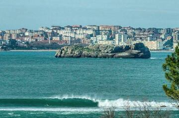 Esta playa con vistas a Santander es ideal para aprender surf.