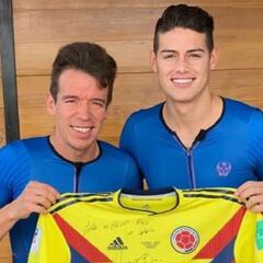 James se monta en la bici y entrena con Rigoberto Urán