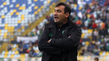 Futbol, Everton vs Deportes Temuco.
Septima fecha, campeonato de Apertura 2016/17.
El entrenador de Deportes Temuco Luis Landeros da instrucciones a sus jugadores durante al partido de primera division jugado contra Everton en el estadio Sausalito de Vina Del Mar, Chile.
24/09/2016
Juan Villalobos/Photosport**********
Football, Everton vs Deportes Temuco.
7th date, Aperture Championship 2016/17
Deportes Temuco's manager Luis Landeros instructs his players during the first division football match played against Everton at the Sausalito stadium in Vina Del Mar, Chile.
24/09/2016
Juan Villalobos/Photosport