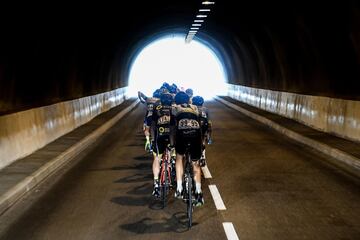 Los ciclistas pasan a través de un túnel durante la etapa 18ª del Tour de Francia. 