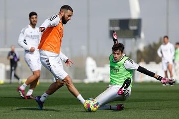 Quetglas, en una acción con Benzema en un entrenamiento del primer equipo el curso pasado.