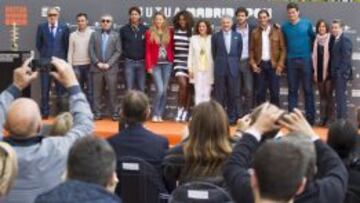 Ion Tiriac (primero por la izquierda) posa junto al resto de tenistas y personalidades durante el acto de inauguración del torneo.