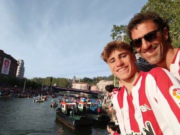 Ibon, junto a uno de sus hijos, en la Ría de Bilbao, viendo la Gabarra.