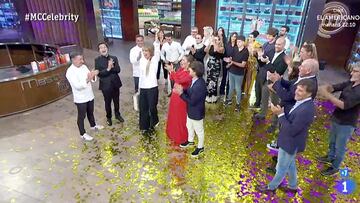 Imagen de Raquel Mero&ntilde;o recibiendo el trofeo que le acredita como la ganadora de &#039;Masterchef Celebrity 5&#039;.