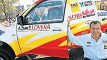 <b>CONSTANCIA Y VALOR. </b>Albert Llovera, junto al Isuzu que le acompaña en su aventura.