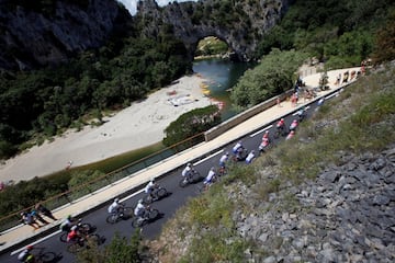 El pelotón pasa por Vallon-Pont-d'Arc.