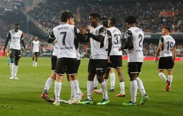 Los jugadores del Valencia celebran el gol de Guedes.