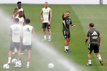 El preparador físico Ismael Camenforte dando instrucciones durante el entrenamiento. 
 