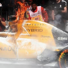 El Renault en llamas en Sepang y Magnussen escapa por los pelos