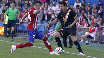 El defensa uruguayo del Atlético de Madrid José María Giménez disputa un balón con el delantero venezolano del Rayo Vallecano Nicolás Fedor 'Miku'.
