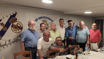 Tom¨¢s Roncero, con la directiva de la pe?a madridista de Manacor.