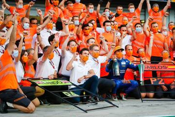 Carlos Sainz celebra con McLaren el podio de Monza.