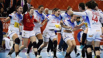 Las Guerreras de España celebran su clasificación a la final del Mundial de Balonmano Femenino tras ganar a Noruega en semifinales por 22-28.
