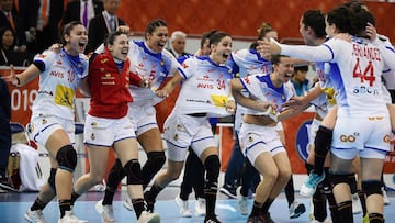 Las Guerreras de Espa&ntilde;a celebran su clasificaci&oacute;n a la final del Mundial de Balonmano Femenino tras ganar a Noruega en semifinales por 22-28.