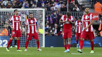 Savic, Koke, De Paul y Su&aacute;rez se lamentan, despu&eacute;s de que el Bar&ccedil;a marcara un gol en el Camp Nou. Los rojiblancos se desangran en la defensa. 