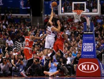 Blake Griffinlanza entre Jeff Adrien y Giannis Antetokounmpo.