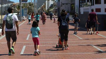 GRAFCAN4392. LAS PALMAS DE GRAN CANARIA, 26/04/2020.- Niños y padres pasean por la avenida de la playa de Las Canteras, en Las Palmas de Gran Canaria este domingo, en el cuadragésimo tercer día de estado de alarma, en el que más de seis millones de niños de hasta 14 años han podido salir por primera vez a la calle desde el inicio del confinamiento.EFE/ Elvira Urquijo A.
