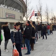 Largas colas en el Wanda para poder ir al España-Argentina