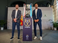 El excapitán del Atlético de Madrid, Gabi (i), y el excentrocampista de la Real Sociedad, Xabi Prieto (d), posan en una foto junto a la Copa del Rey en el Palacio de San Telmo en Sevilla.