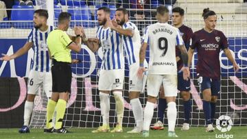 Los jugadores del M&aacute;laga protestan al &aacute;rbitro tras anular el gol de Genaro.