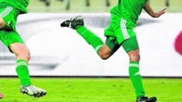 <b>CAMBIOS. </b>Salpingidis y Moon, en el Spyros Louis.