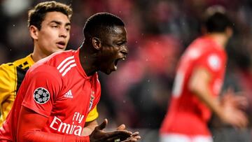 El Benfica gana sobre la bocina con un golazo de Grimaldo