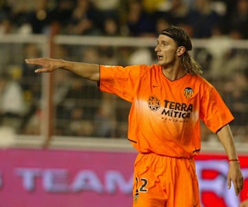 Con el Valencia disputó 43 partidos y llegó a anotar 2 goles.