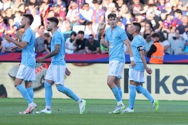 Los jugadores del Celta celebrando el gol de Larsen.