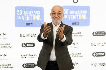 Xavier Sardá, el primer presentador de 'La Ventana', en el posado previo al programa. 