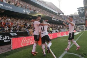 Alegría de los jugadores del Valencia después de marcar Parejo el gol 2-0