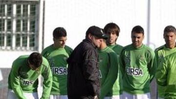 Mel y la plantilla 'firman' la paz en el vestuario