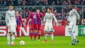 Dante y Rode celebran uno de los goles del Bayern.