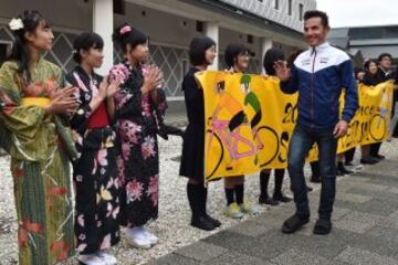 Joaquim Rodriguez recibido por estudiantes japonesas.