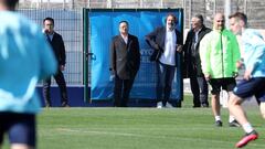 Chen Yansheng, viendo el entrenamiento del Espanyol