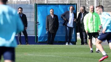 Chen Yansheng, viendo el entrenamiento del Espanyol