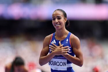 La francesa es policía, y en una entrevista ha dicho: "corría detrás de los ladrones en Porte de Saint-Ouen. Hoy corro en el Estadio de Francia. Espero que me vean y entiendan por qué siempre les estaba alcanzando".
