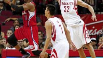 Francisco Garcia y Jeremy Lin defendiendo a Chris Paul.